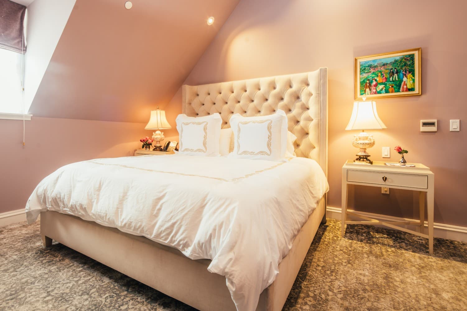 Deluxe King Room — photograph 2