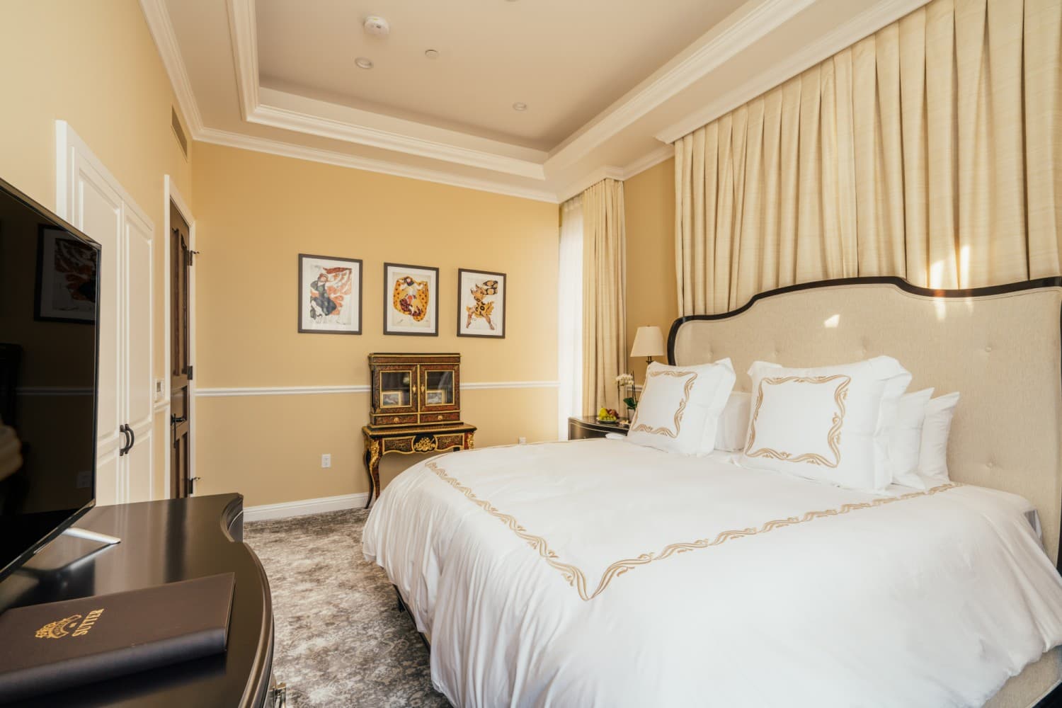 Suite with City View — photograph 2