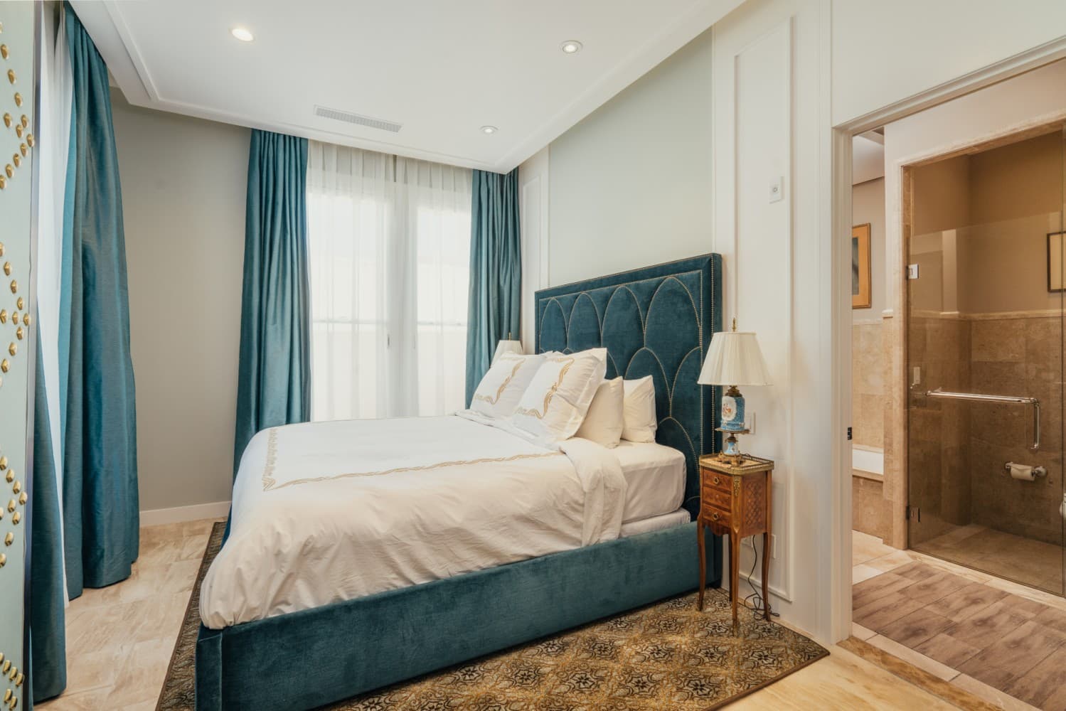 Superior King Suite — photograph 2